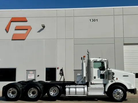 Another view of 2013 KENWORTH T800 for sale in Hutchins, TX at Forge Truck Centers - Texas