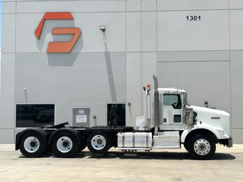 Another view of 2013 KENWORTH T800 for sale in Hutchins, TX at Forge Truck Centers - Texas