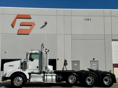 More photos of 2013 KENWORTH T800 at Forge Truck Centers - Texas, TX