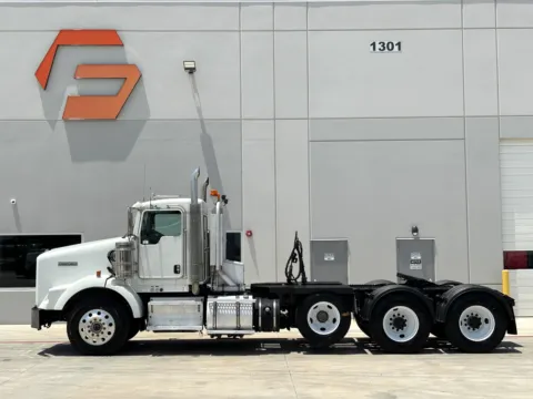 More photos of 2013 KENWORTH T800 at Forge Truck Centers - Texas, TX