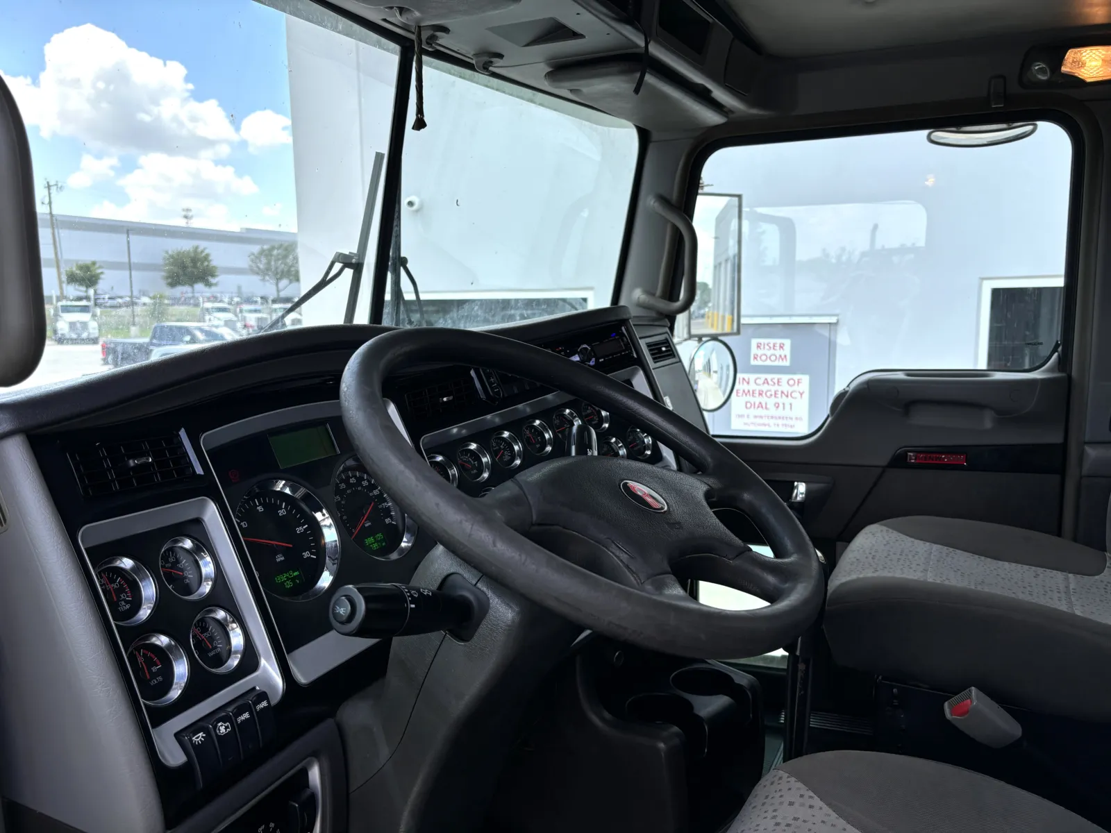 2013 Kenworth T800 - image 15