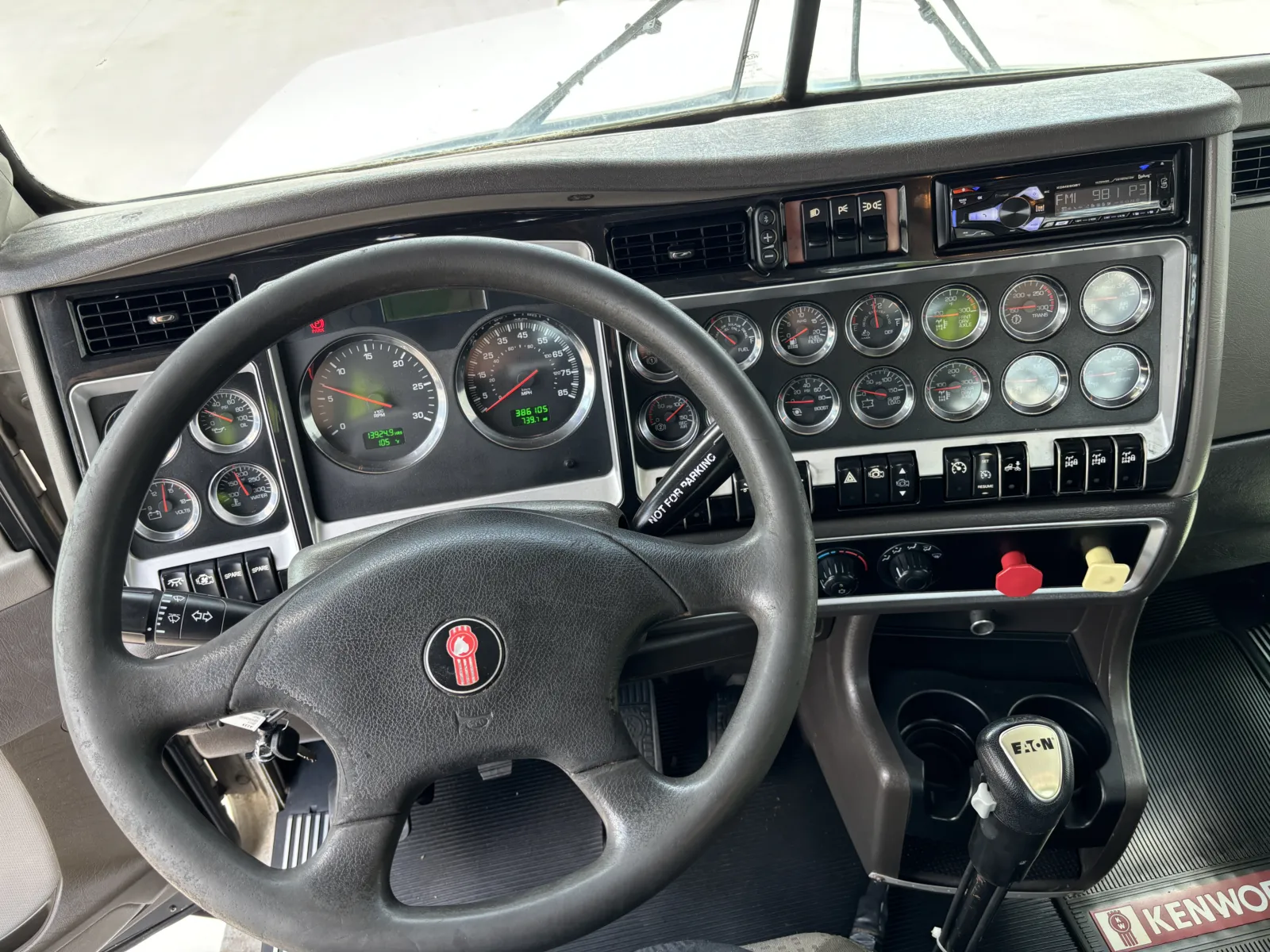 2013 Kenworth T800 - image 16