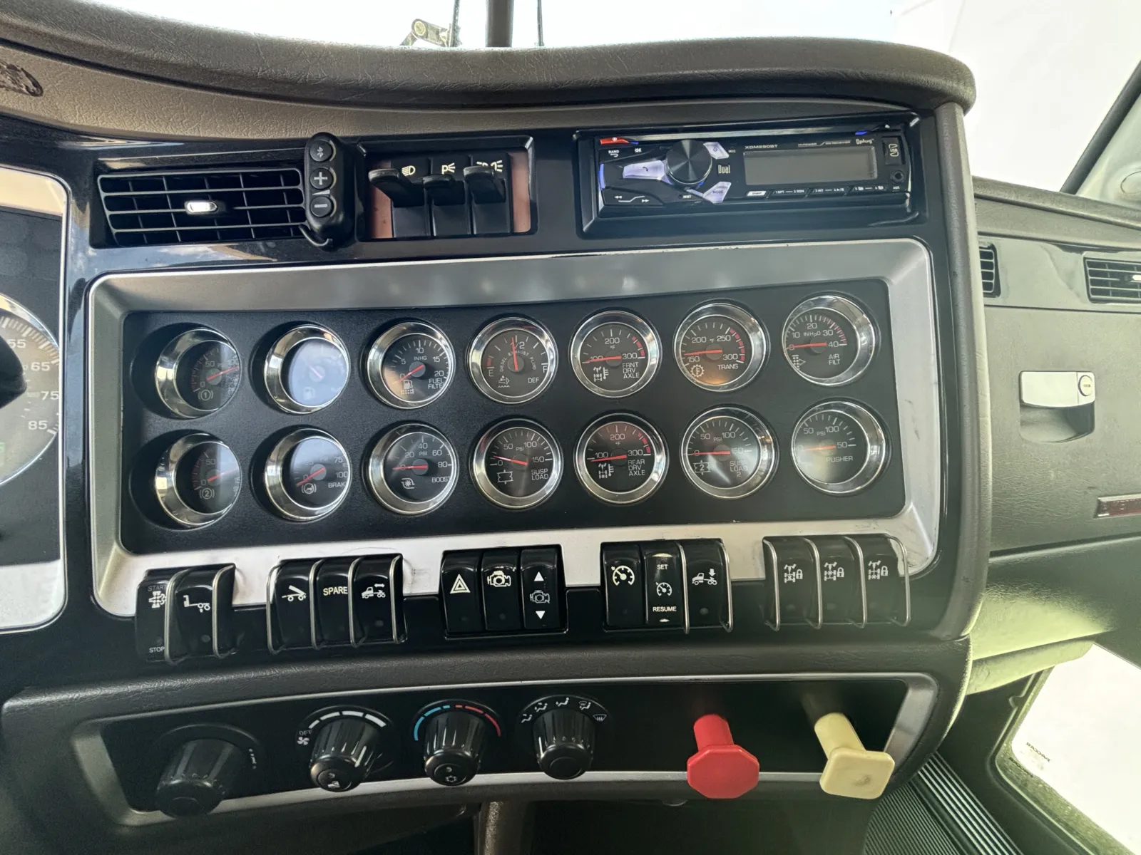 2013 Kenworth T800 - image 18