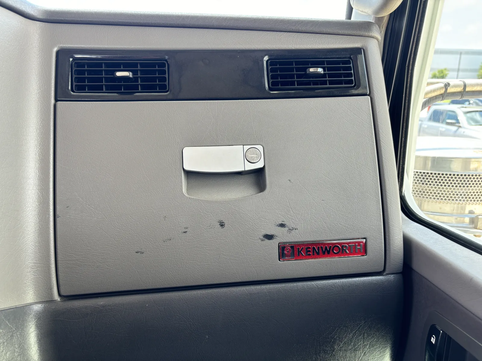 2013 Kenworth T800 - image 19