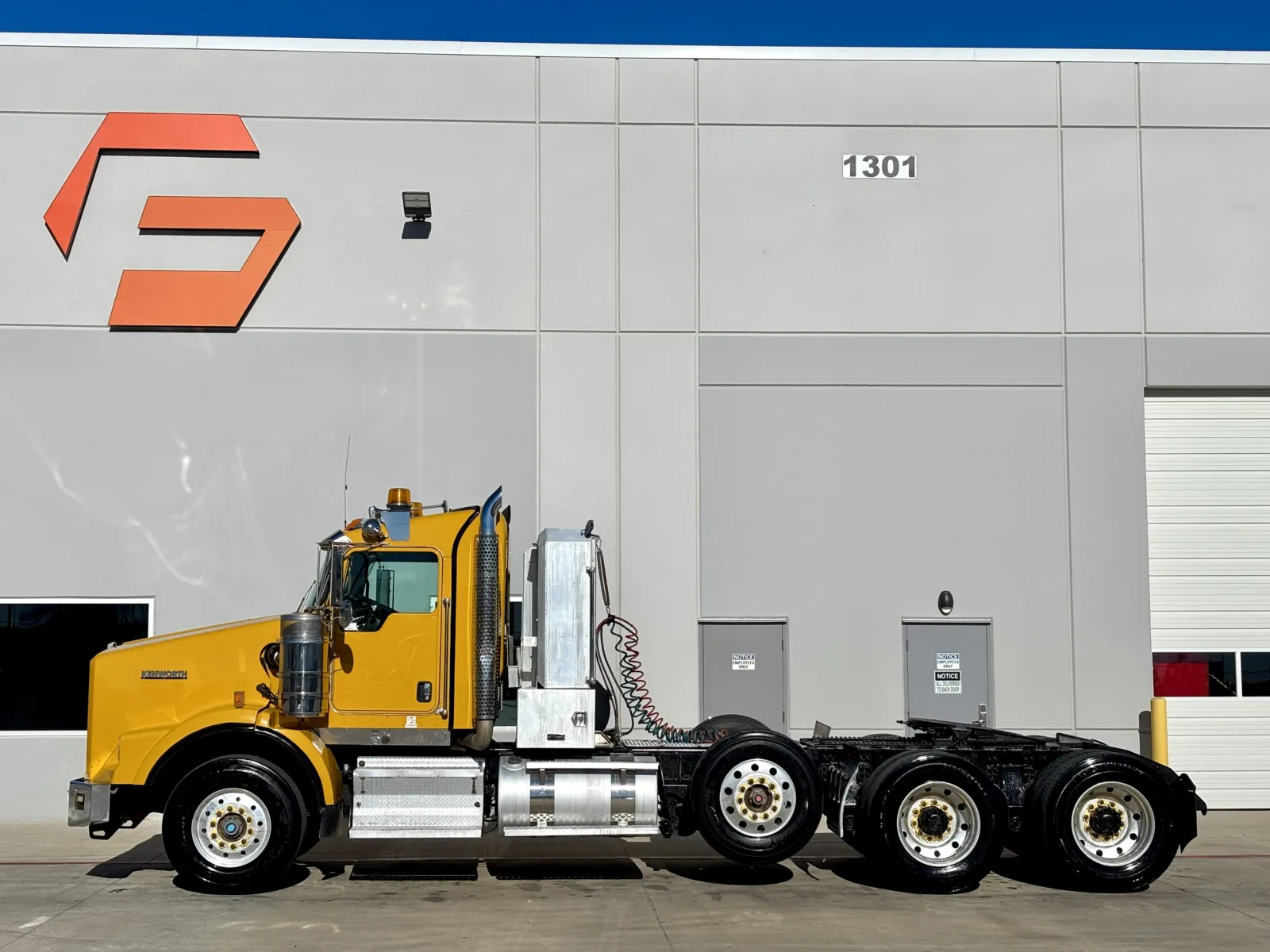 2013 Kenworth T800 - image 4