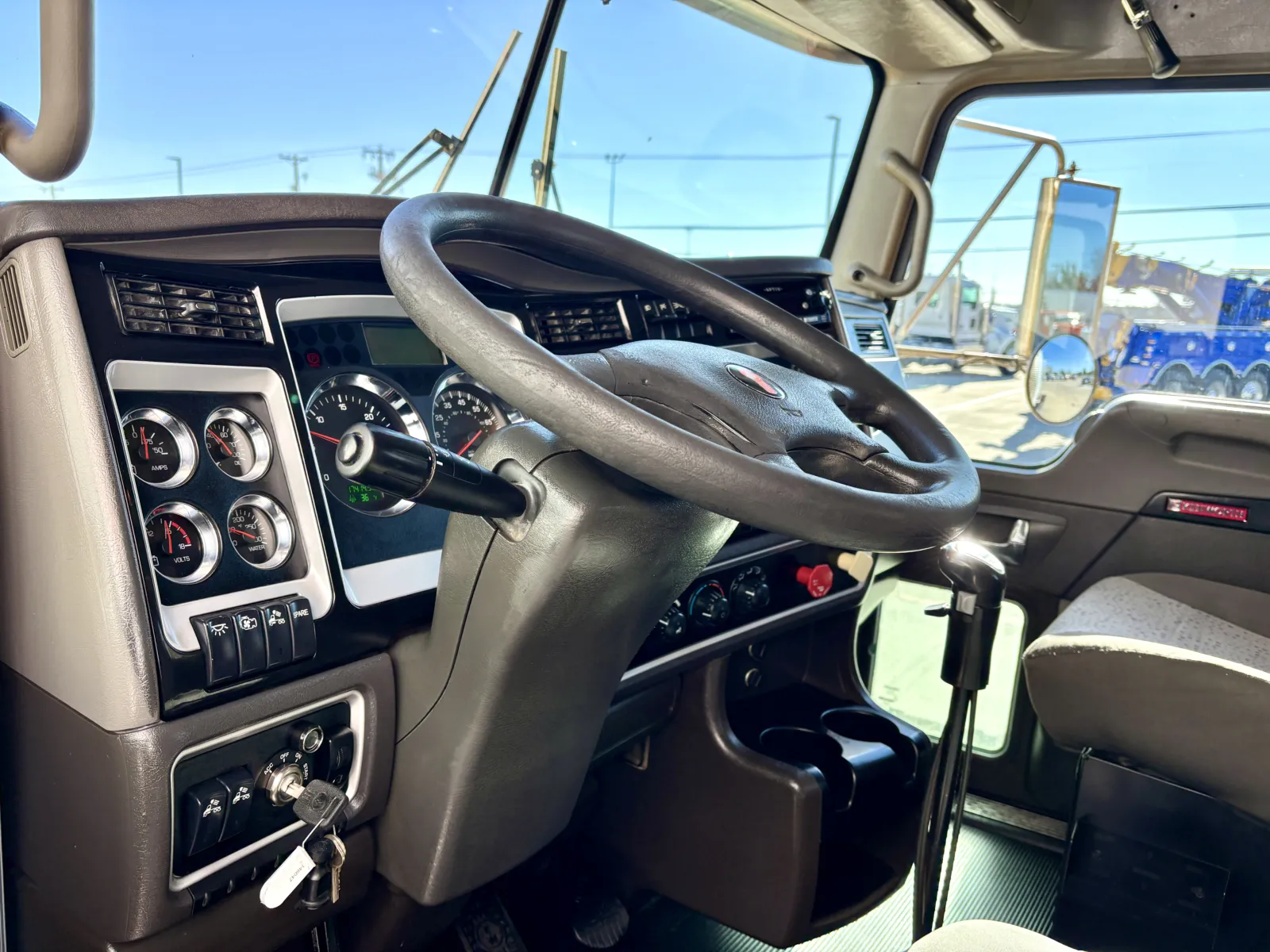 2013 Kenworth T800 - image 15