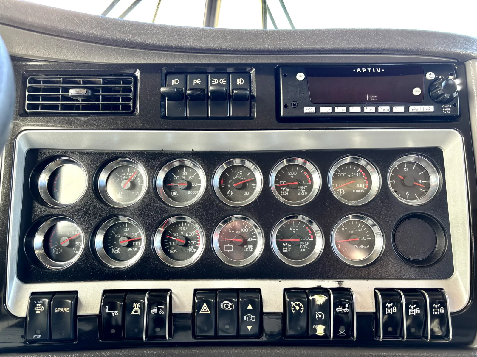 2013 Kenworth T800 - image 18