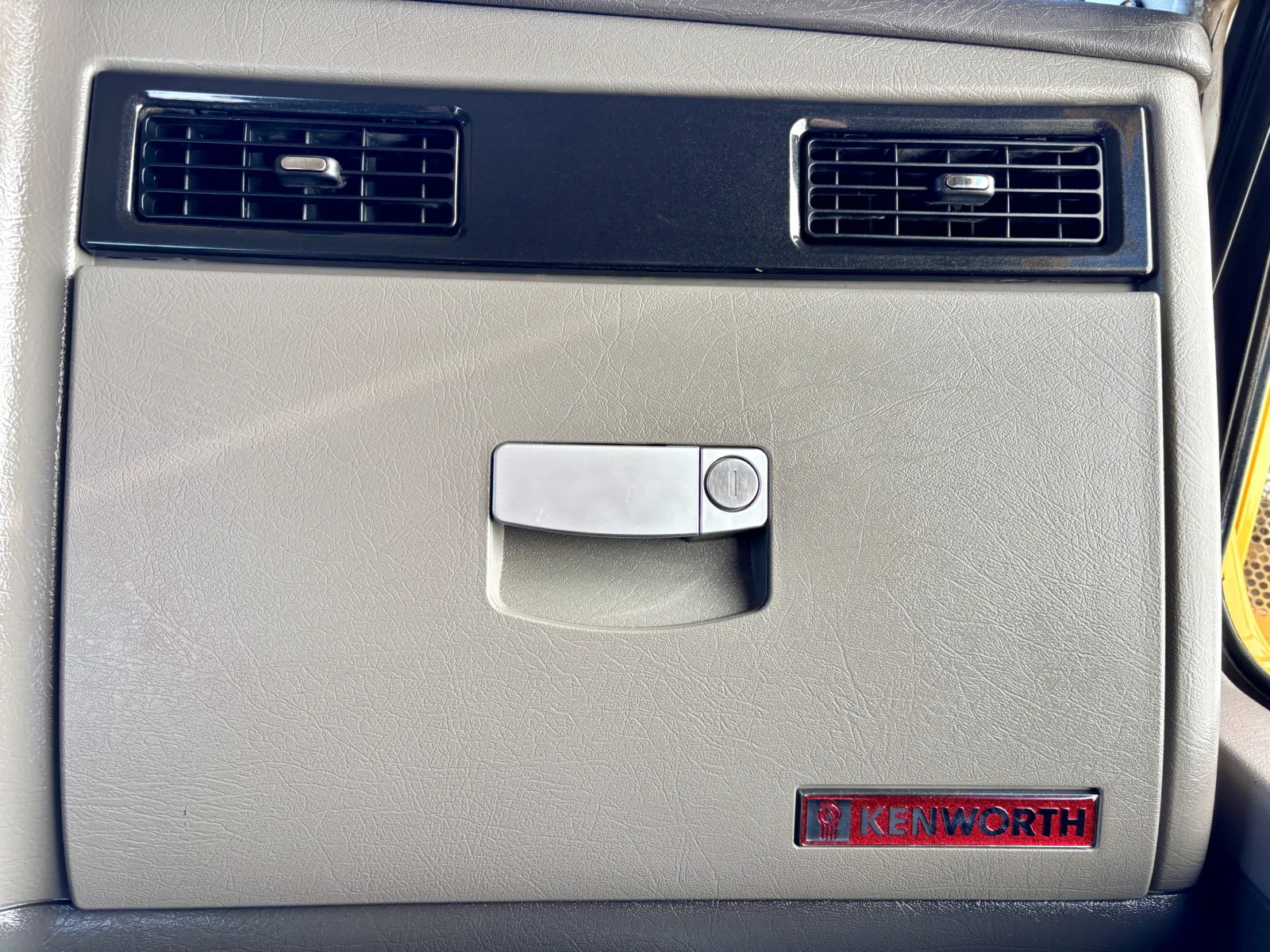 2013 Kenworth T800 - image 19