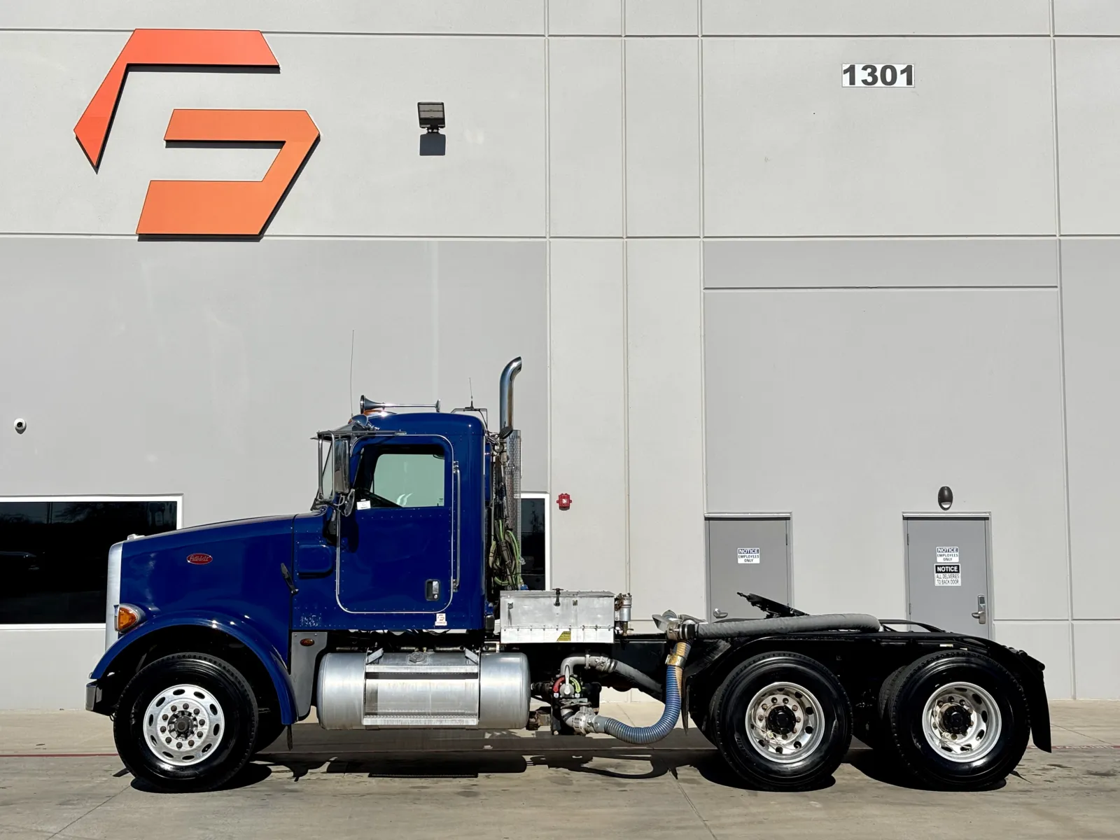 2016 Peterbilt 365 - image 4