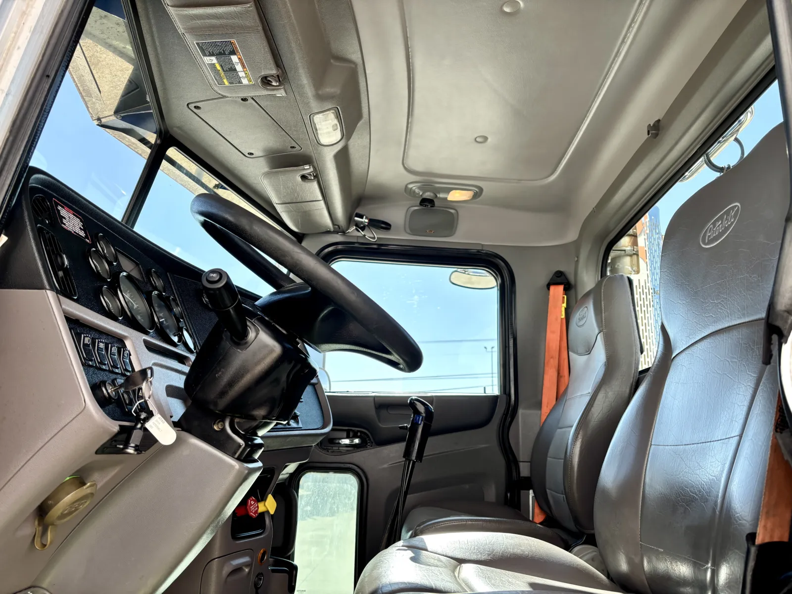 2016 Peterbilt 365 - image 14