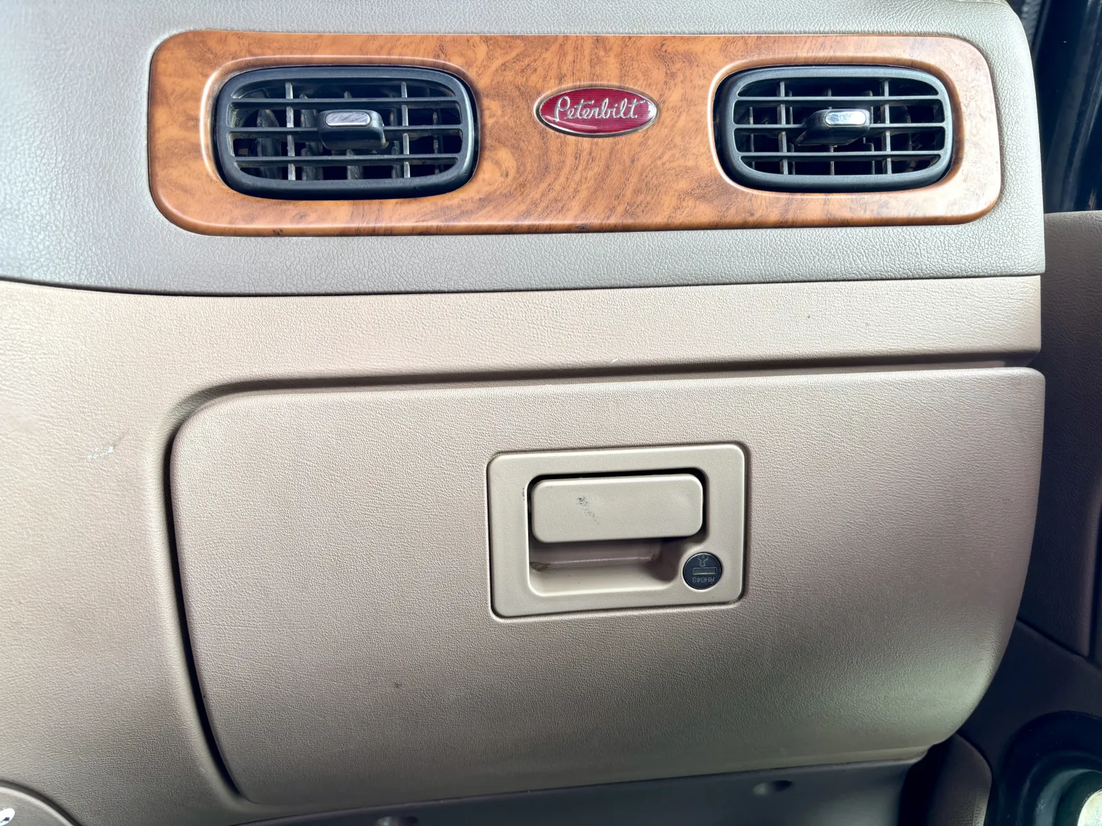 2008 Peterbilt - image 19