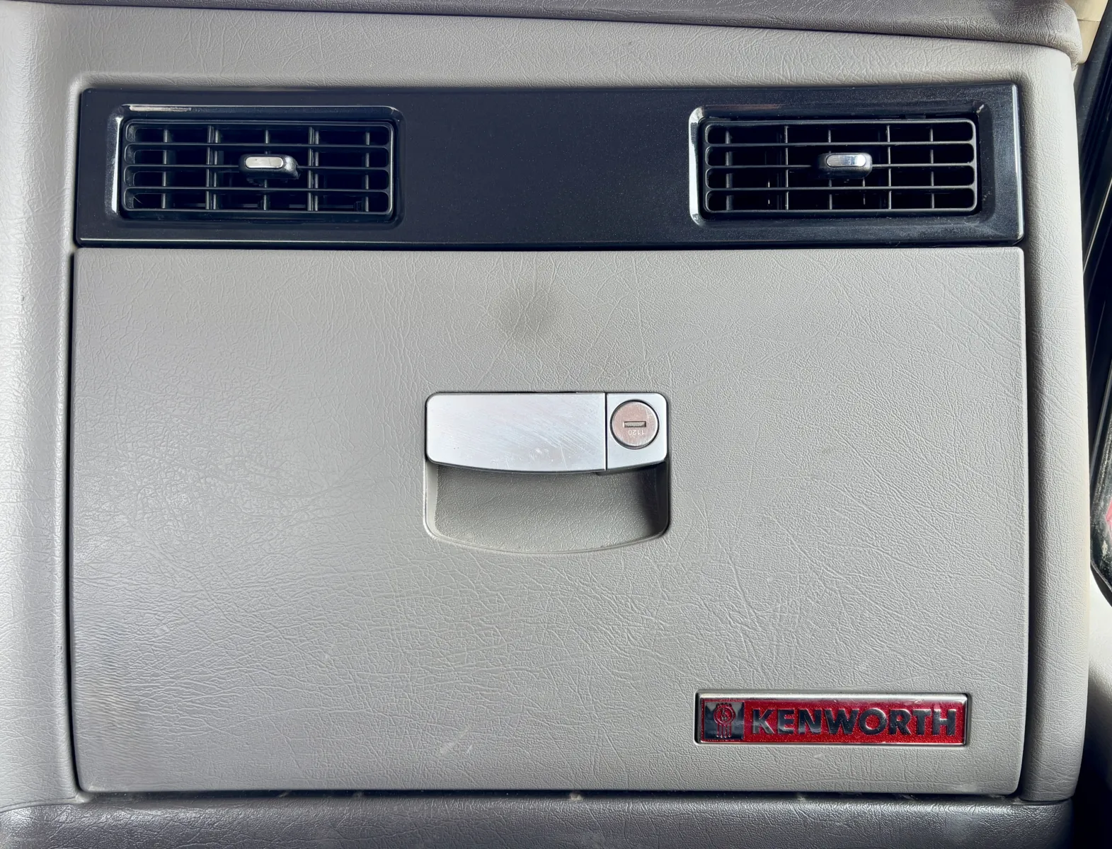 2020 Kenworth T800 - image 19