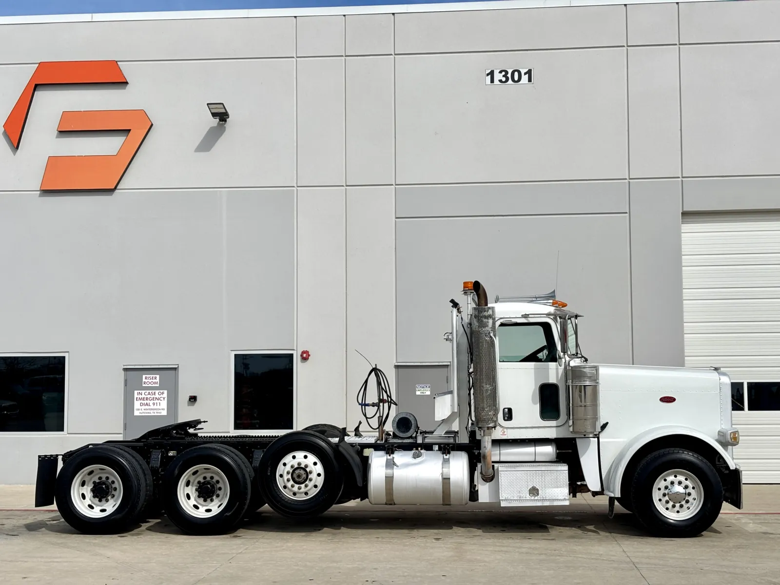 2008 Peterbilt - image 3