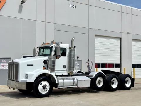 Photos of 2001 KENWORTH T800 for sale in Hutchins, TX at Forge Truck Centers - Texas
