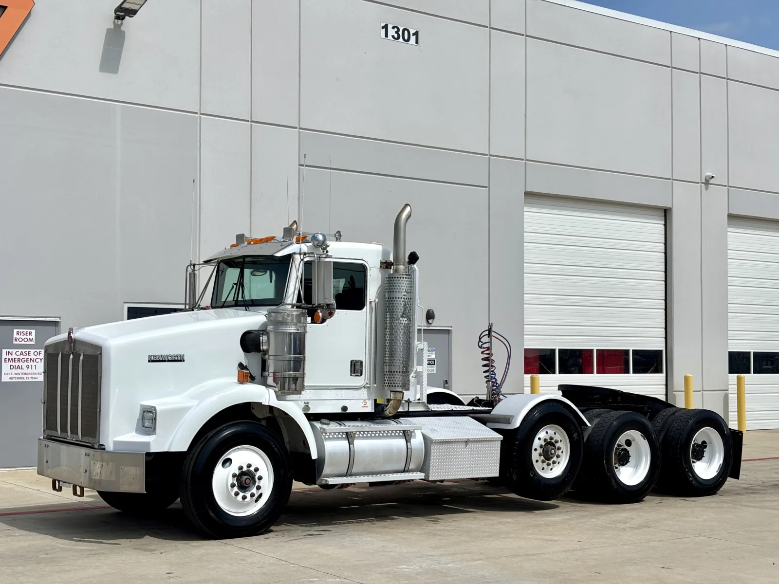 2001 Kenworth T800 - image 2
