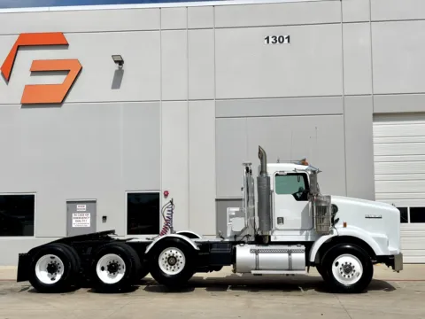 Another view of 2001 KENWORTH T800 for sale in Hutchins, TX at Forge Truck Centers - Texas