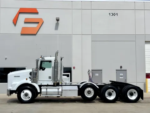 More photos of 2001 KENWORTH T800 at Forge Truck Centers - Texas, TX