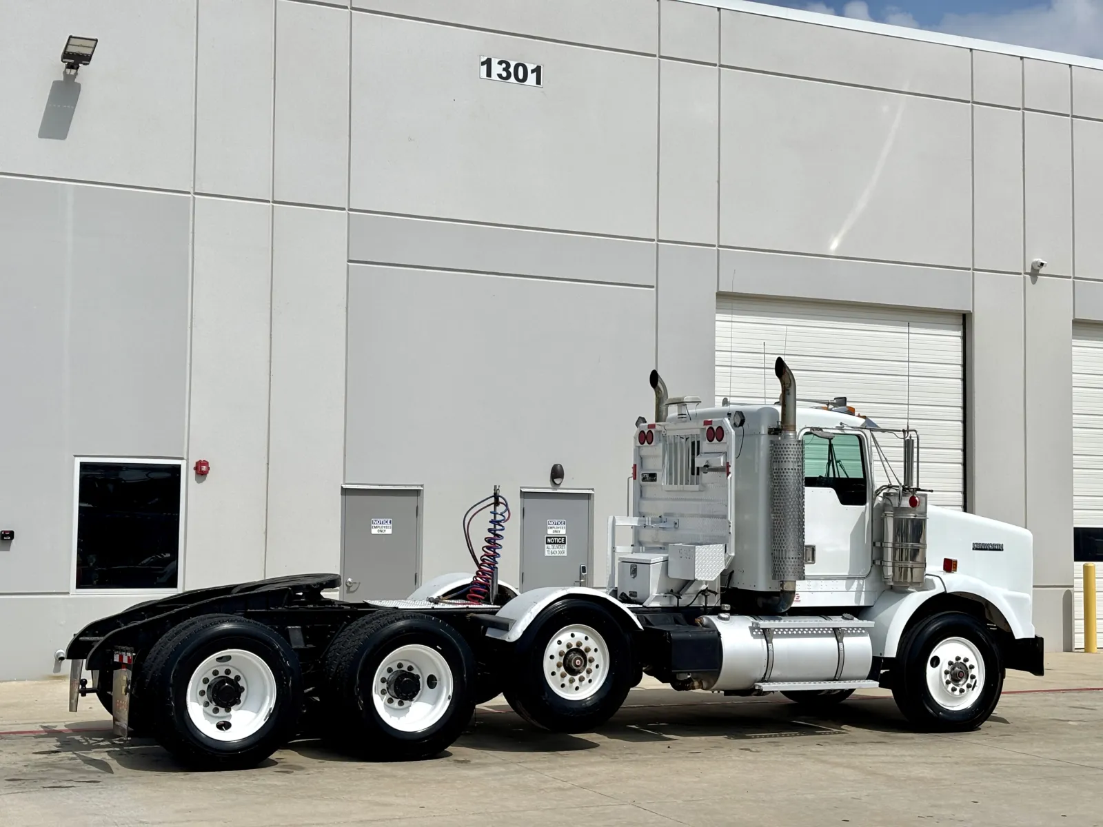 2001 Kenworth T800 - image 5