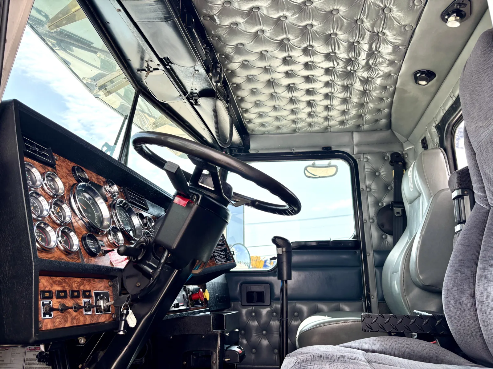 2001 Kenworth T800 - image 14