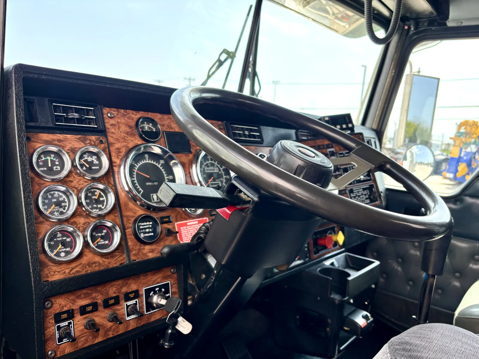 2001 Kenworth T800 - image 15