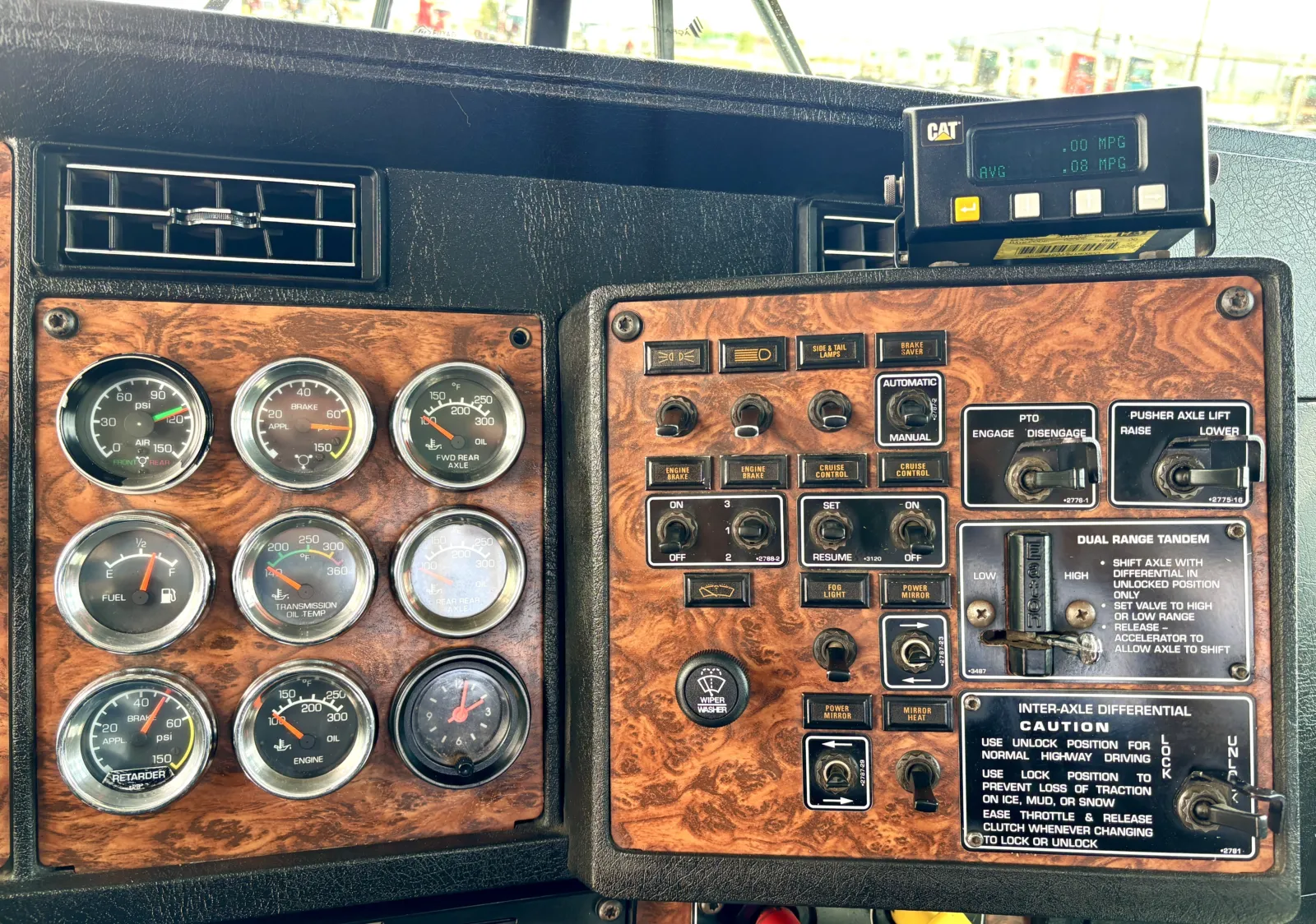 2001 Kenworth T800 - image 18