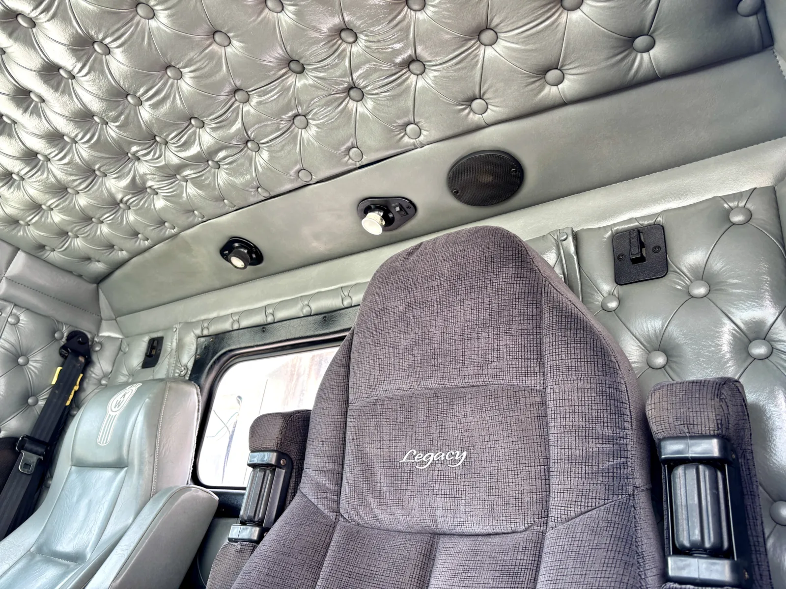 2001 Kenworth T800 - image 20