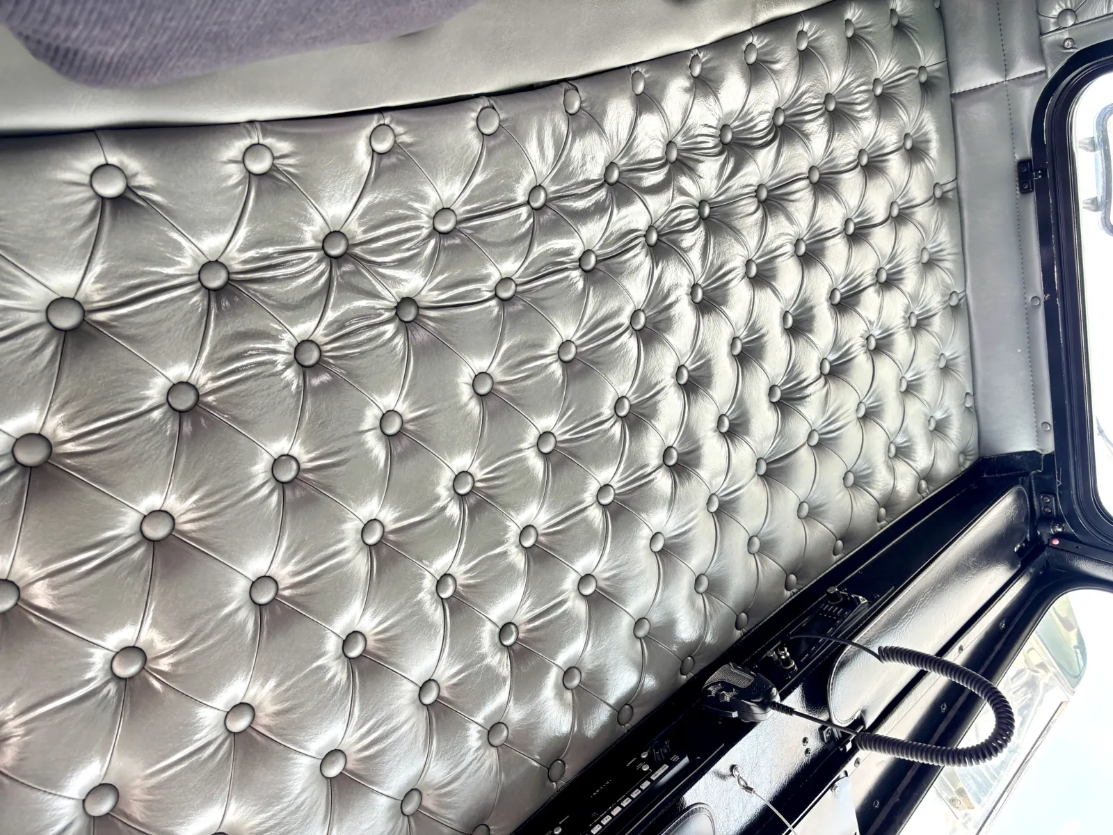 2001 Kenworth T800 - image 21