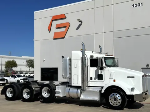 2013 KENWORTH T800 for sale in Hutchins, TX