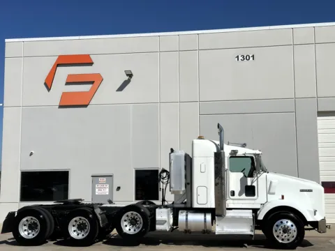 Another view of 2013 KENWORTH T800 for sale in Hutchins, TX at Forge Truck Centers - Texas