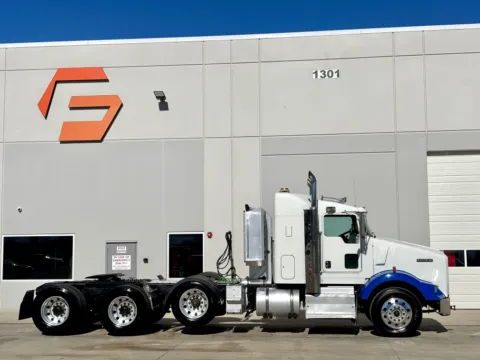 Another view of 2013 KENWORTH T800 for sale in Hutchins, TX at Forge Truck Centers - Texas