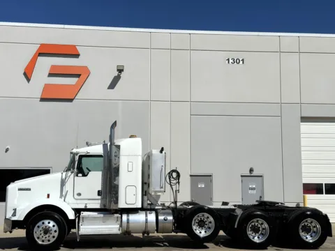 More photos of 2013 KENWORTH T800 at Forge Truck Centers - Texas, TX