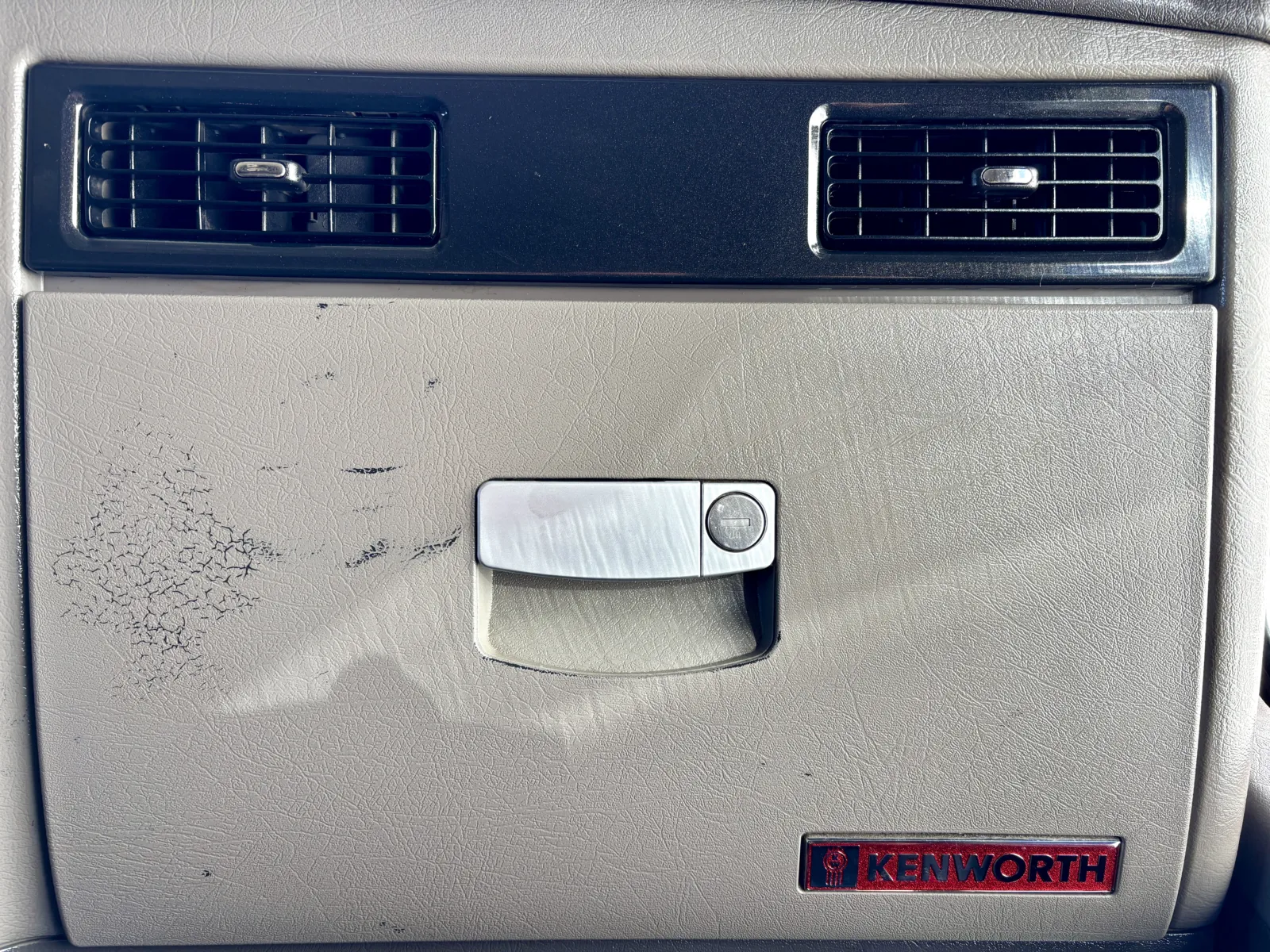 2013 Kenworth T800 - image 19