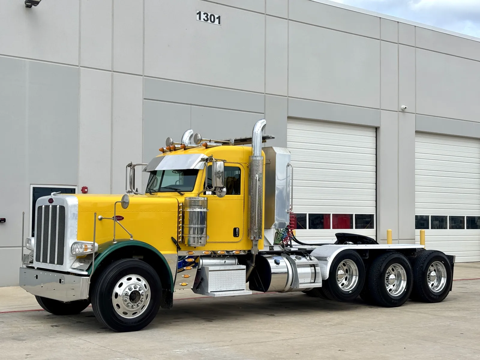 2022 Peterbilt 389 - image 2
