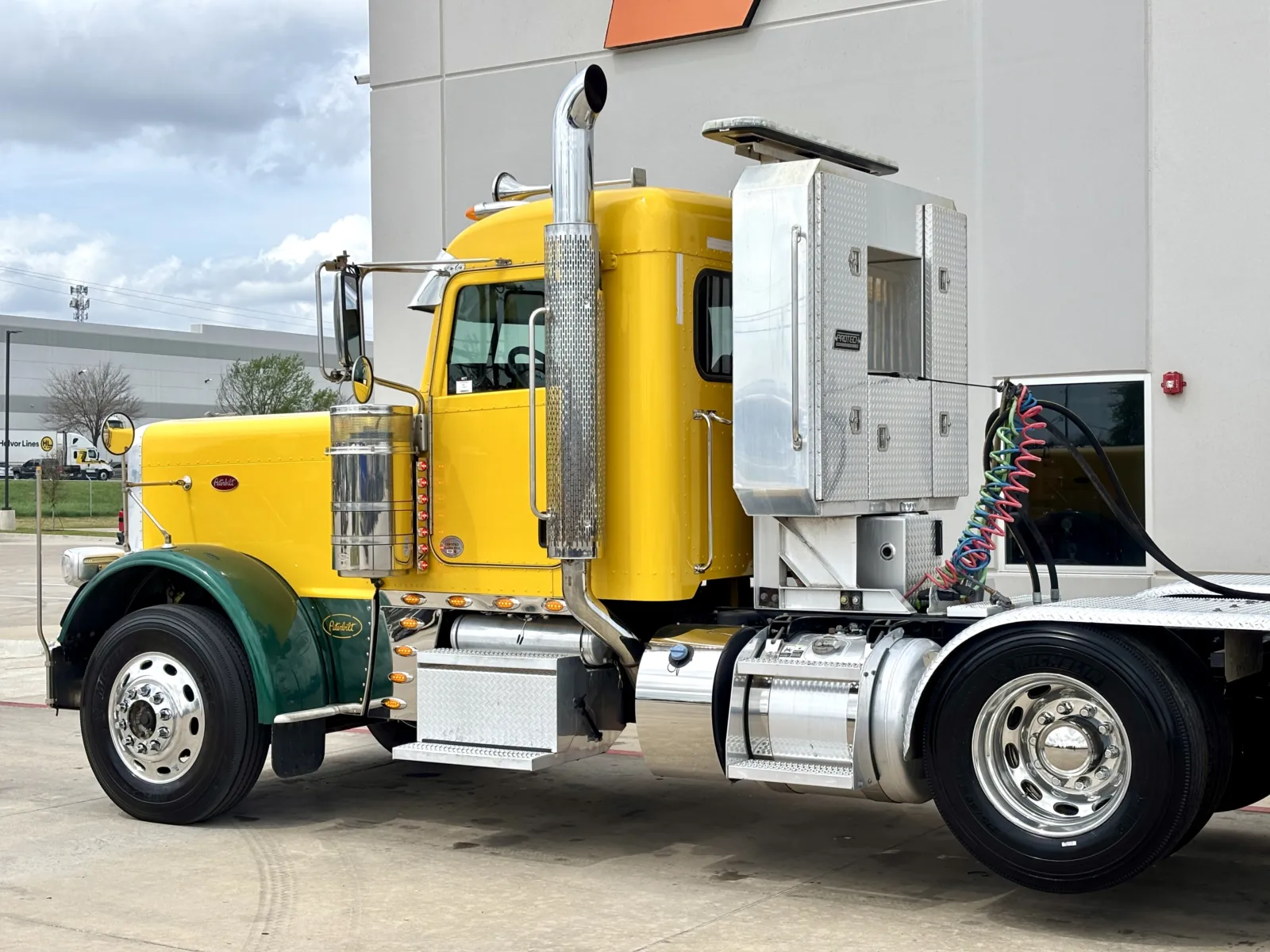 2022 Peterbilt 389 - image 8