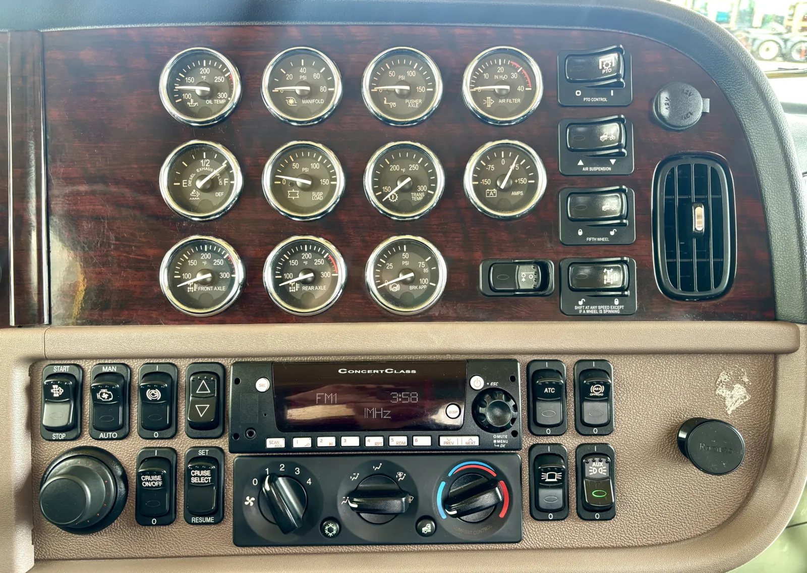 2022 Peterbilt 389 - image 18