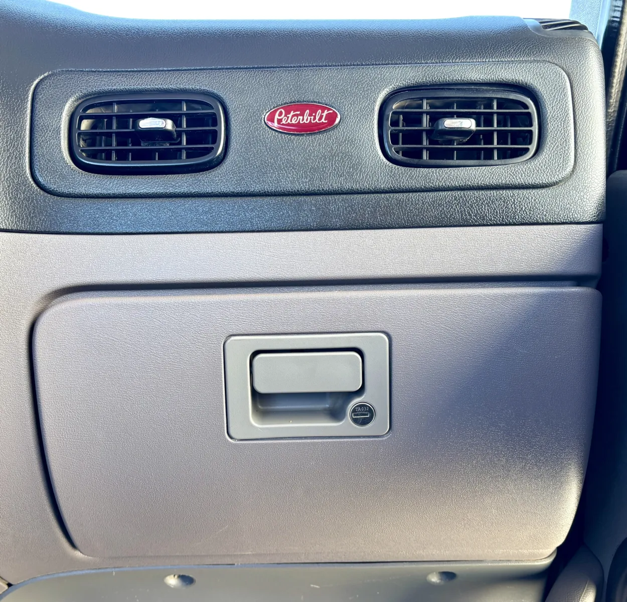 2016 Peterbilt 365 - image 19