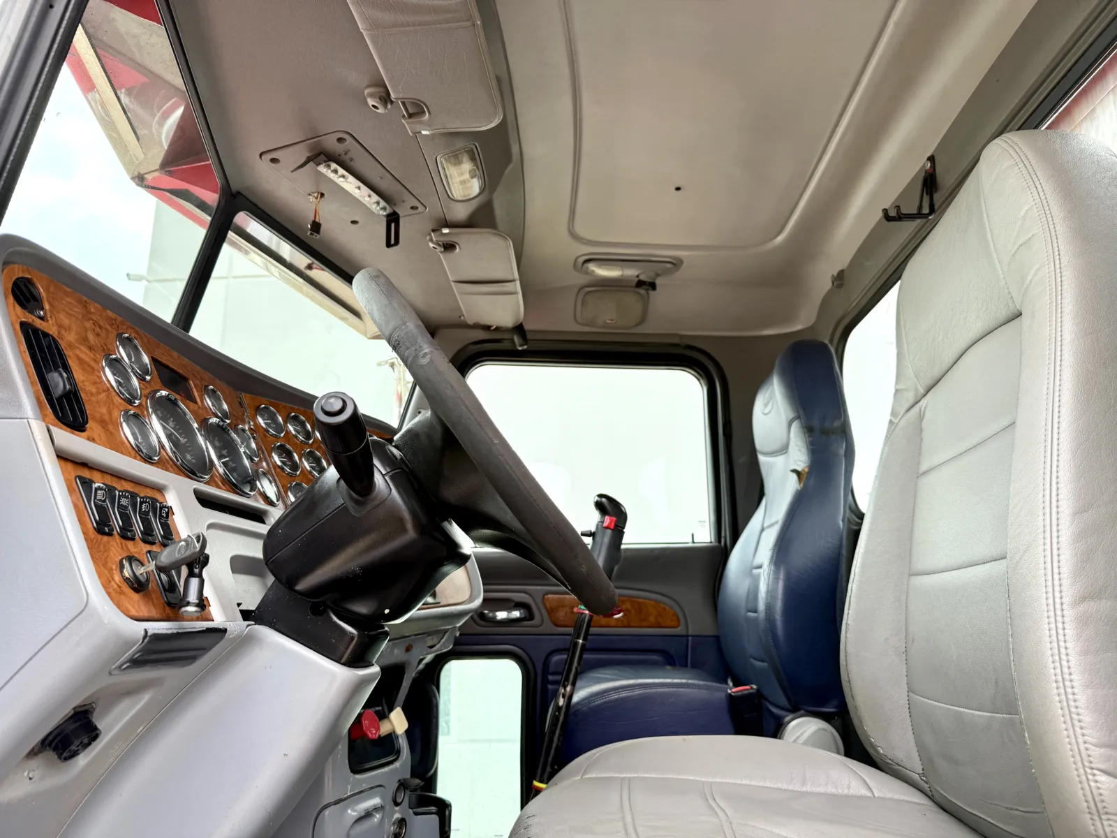 2006 Peterbilt - image 14