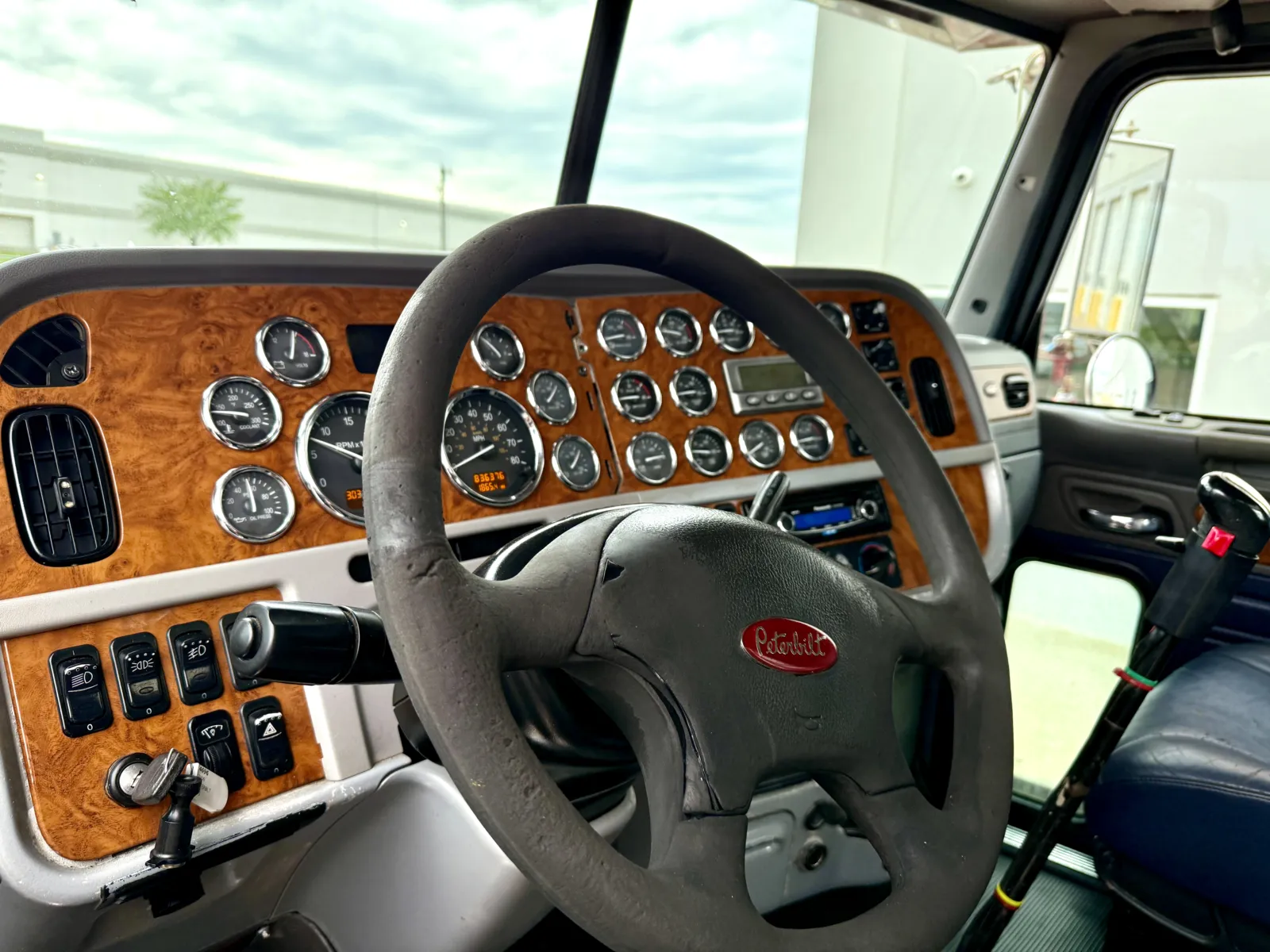2006 Peterbilt - image 15