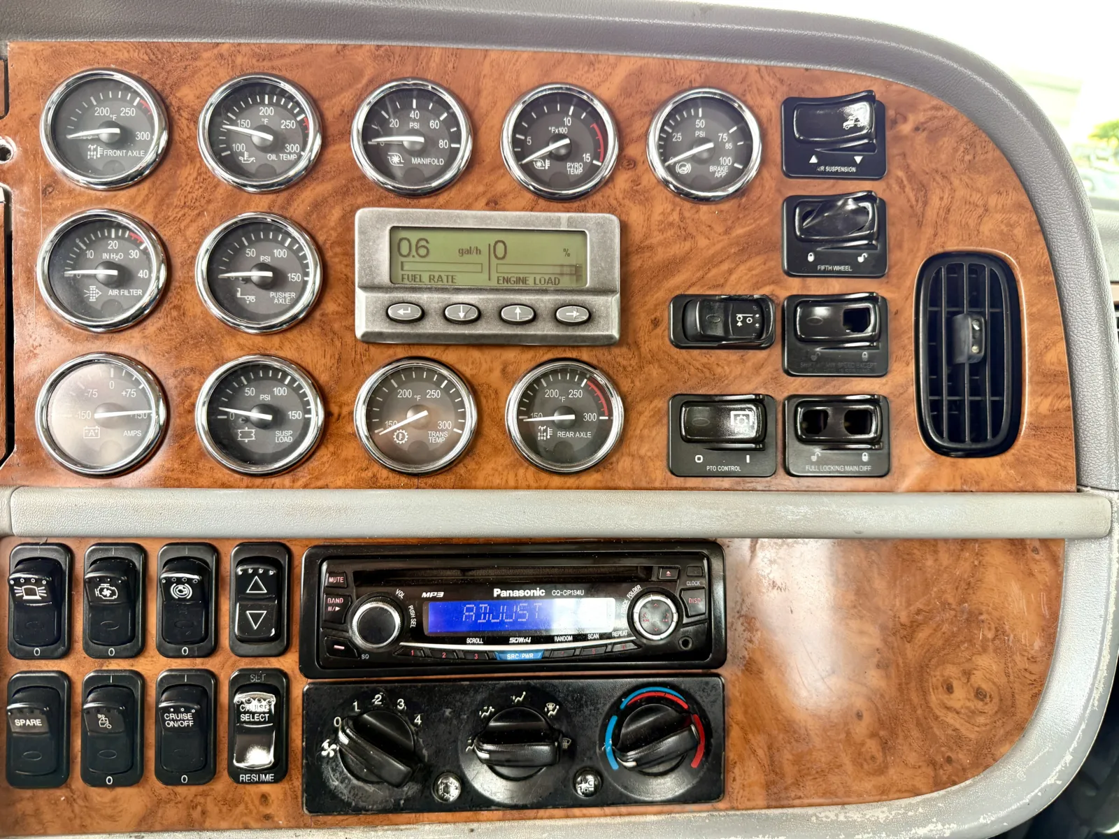 2006 Peterbilt - image 18