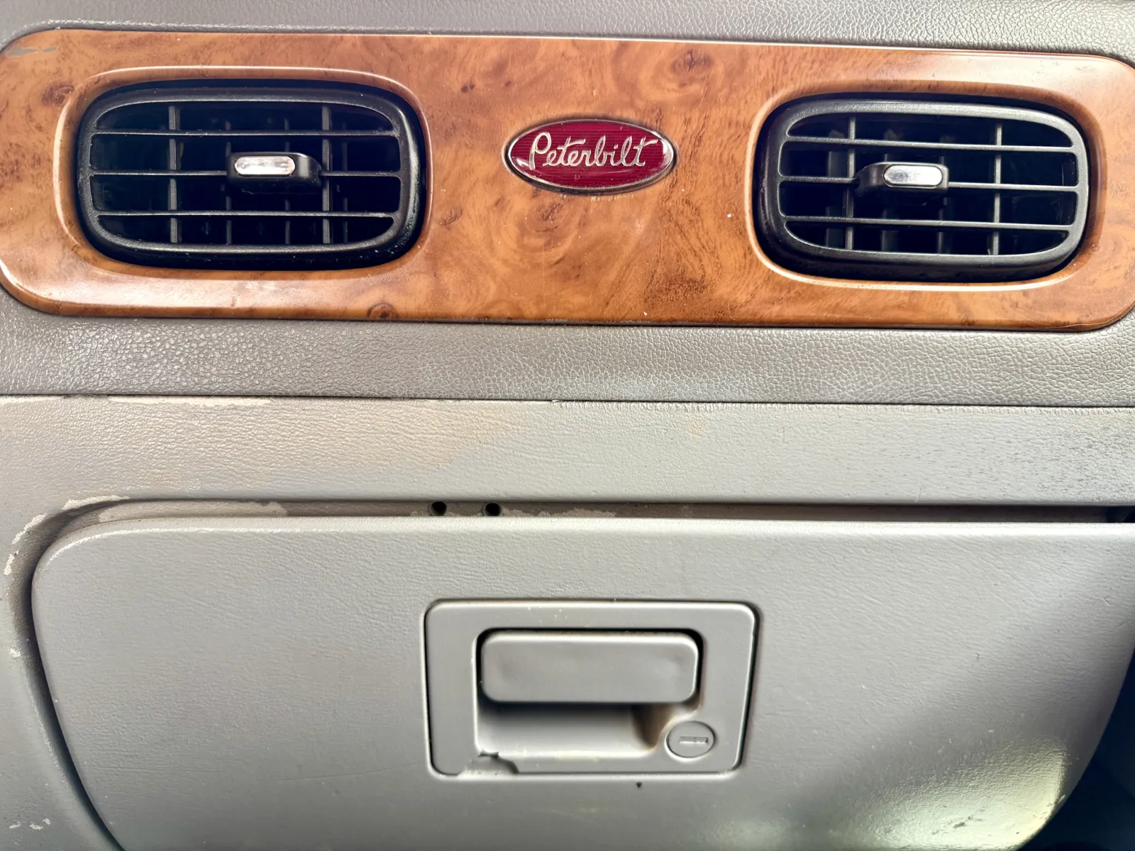 2006 Peterbilt - image 19