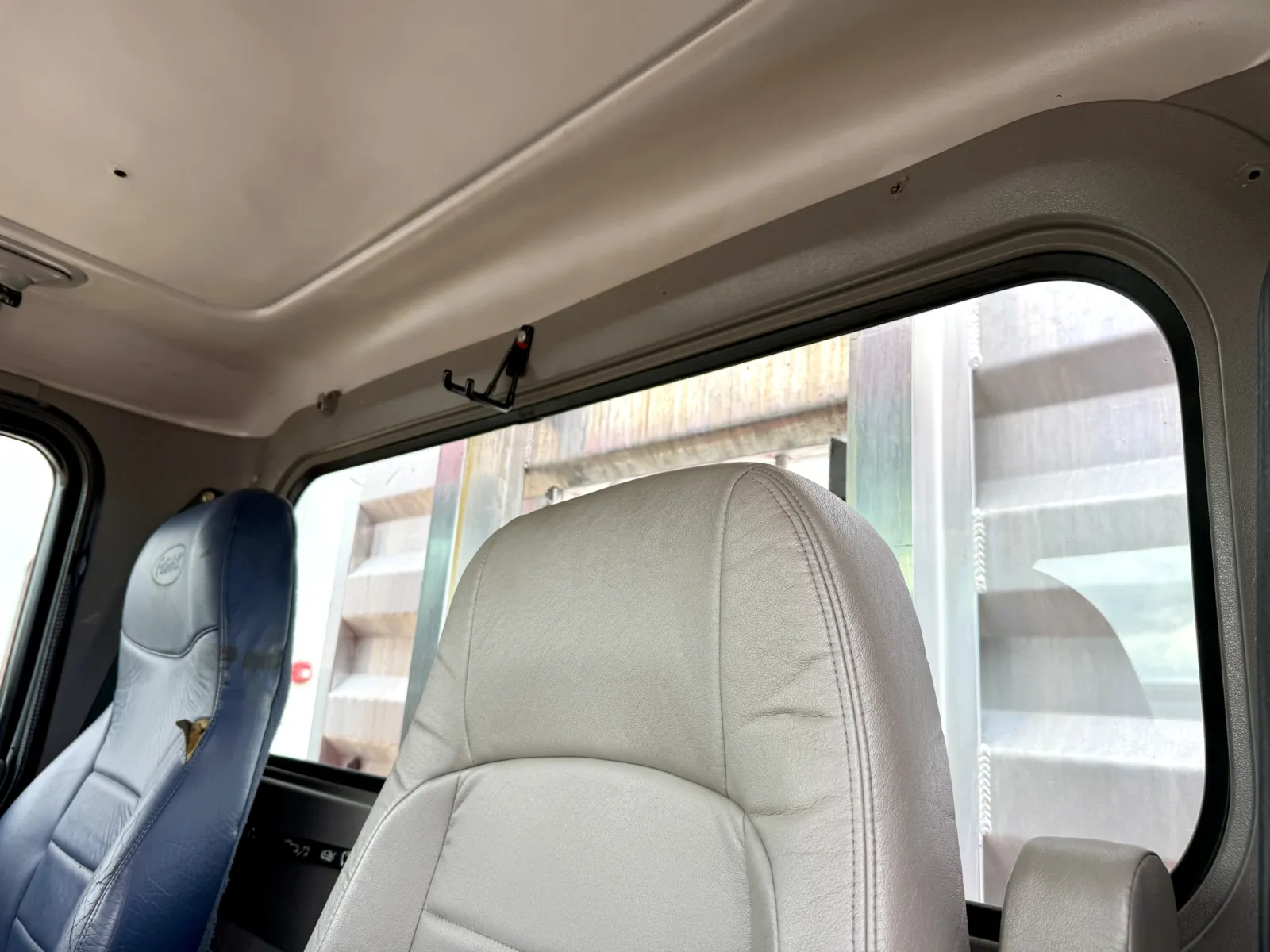 2006 Peterbilt - image 20