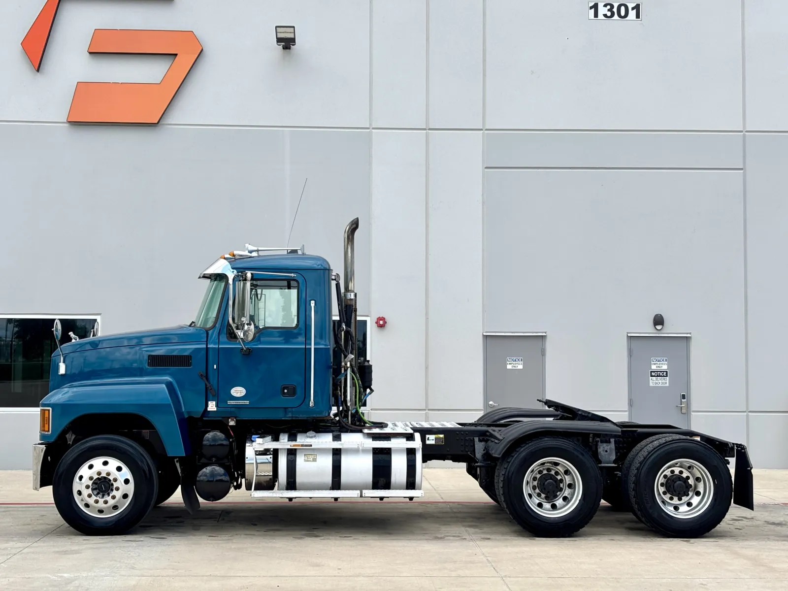 2019 Mack Pinnacle - image 4