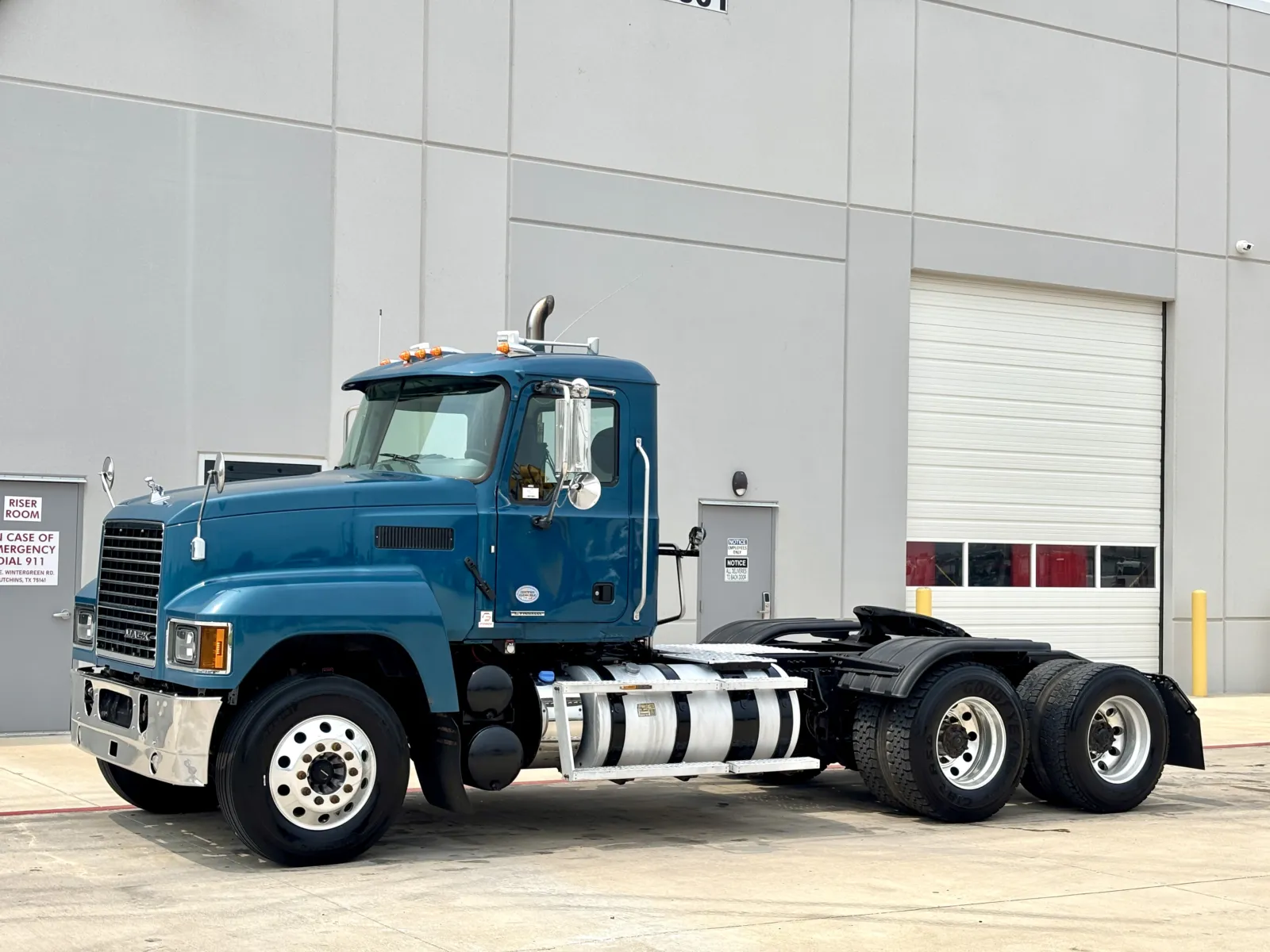 2019 Mack Pinnacle - image 2