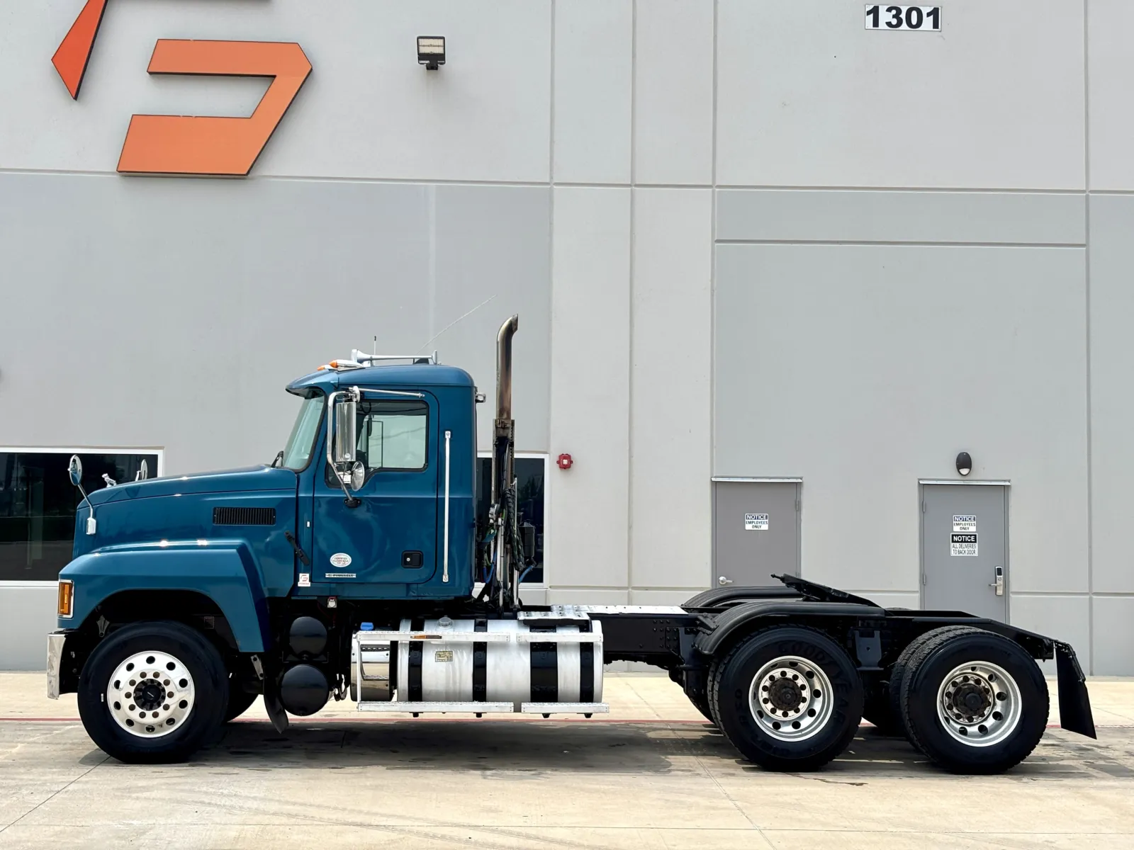 2019 Mack Pinnacle - image 4
