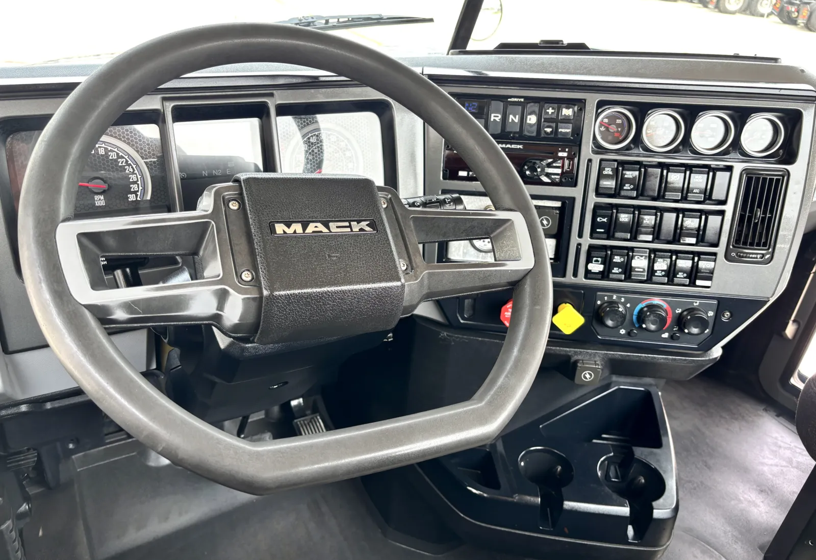 2019 Mack Pinnacle - image 17