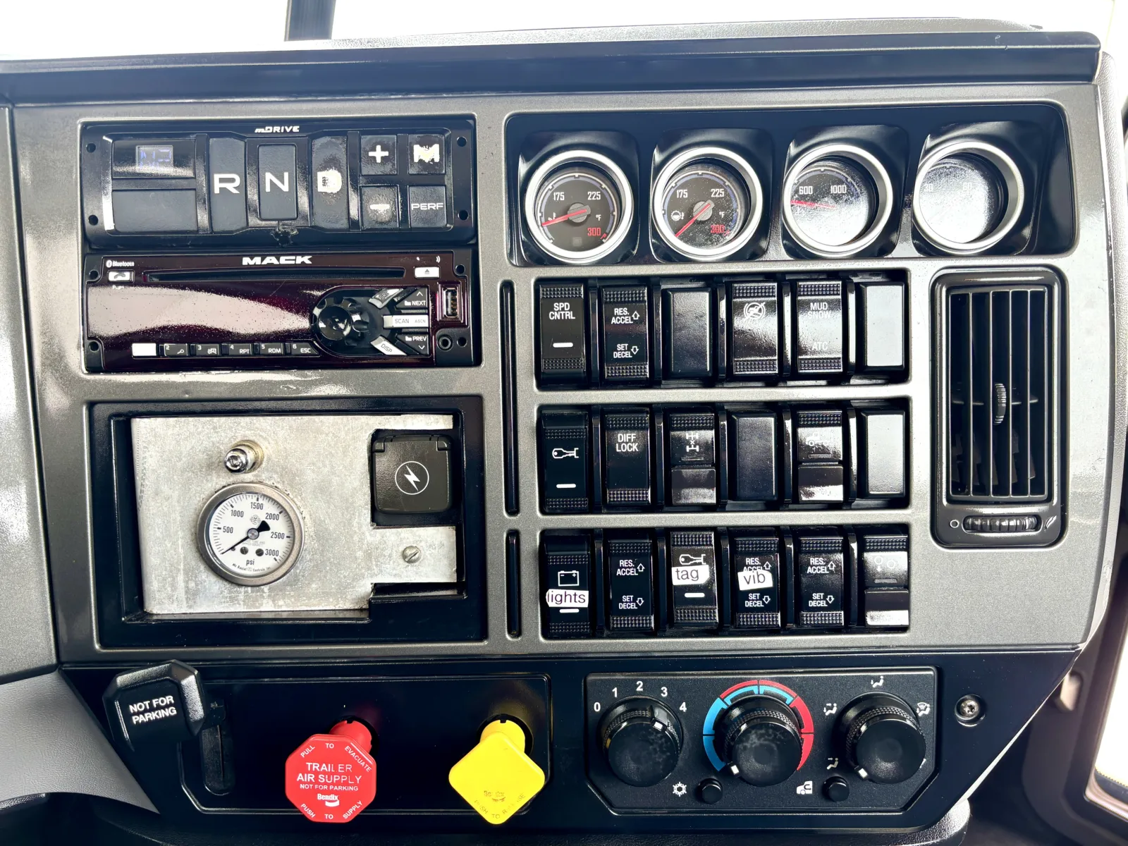 2019 Mack Pinnacle - image 19