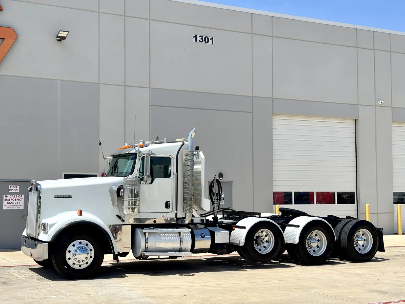 2015 Kenworth W900 - image 2