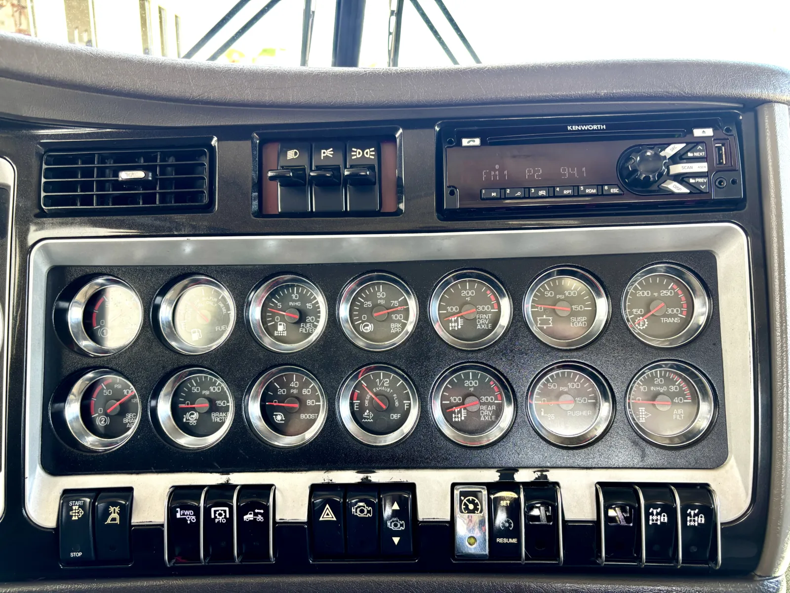 2015 Kenworth W900 - image 18