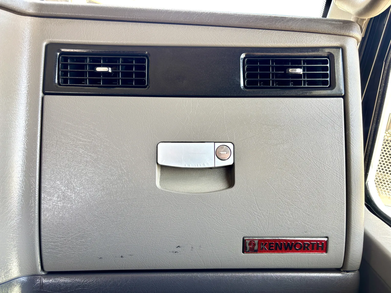 2015 Kenworth W900 - image 19