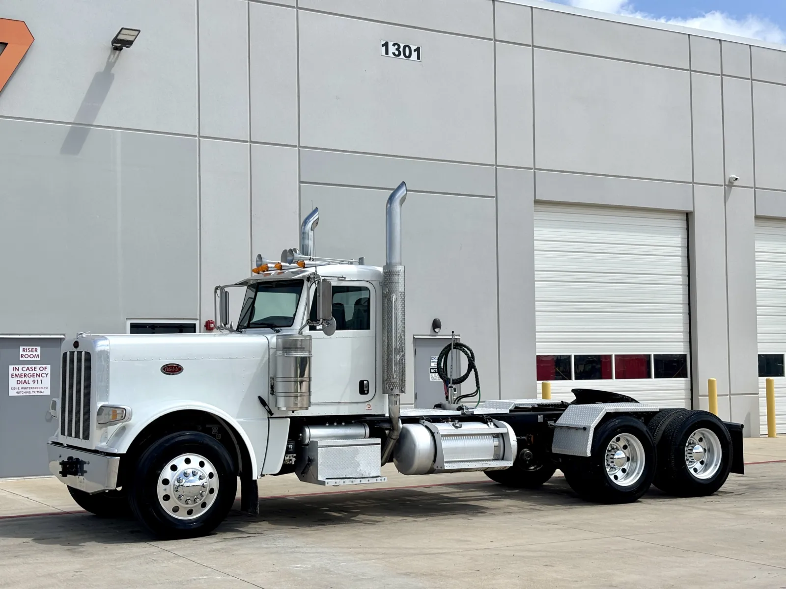 2020 Peterbilt 389 - image 2